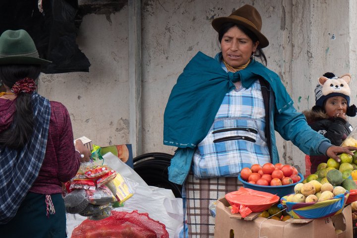 Marktfrau am Früchtestand in Ecuador