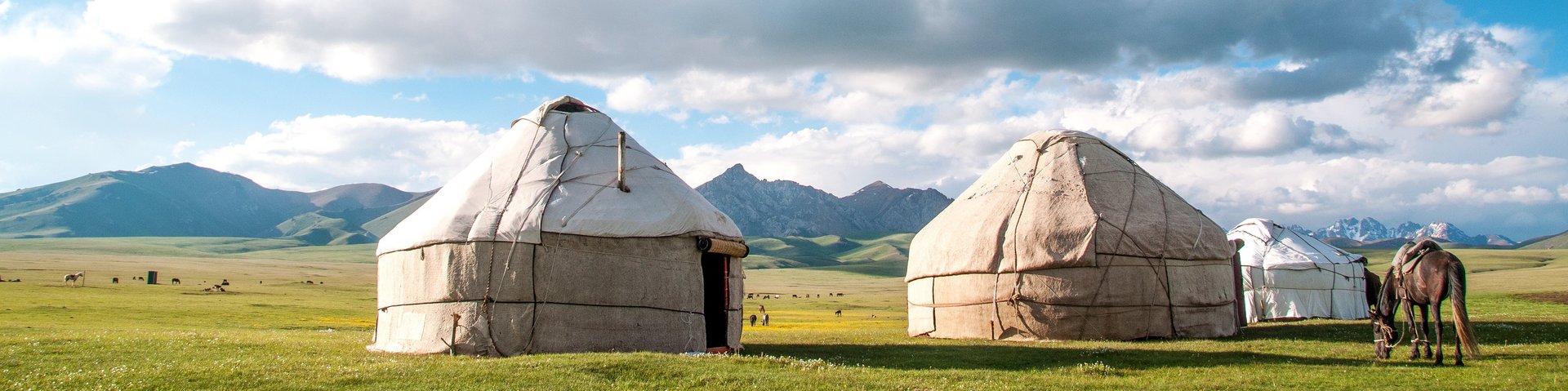 Traditionelle, weisse Jurten in Kirgistan