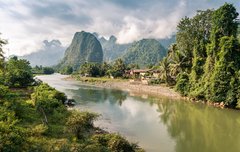 Flusslandschaft bei Vang Vieng in Laos