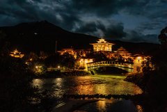 Auch bei Nacht ein Hingucker - der Dzong von Punakha