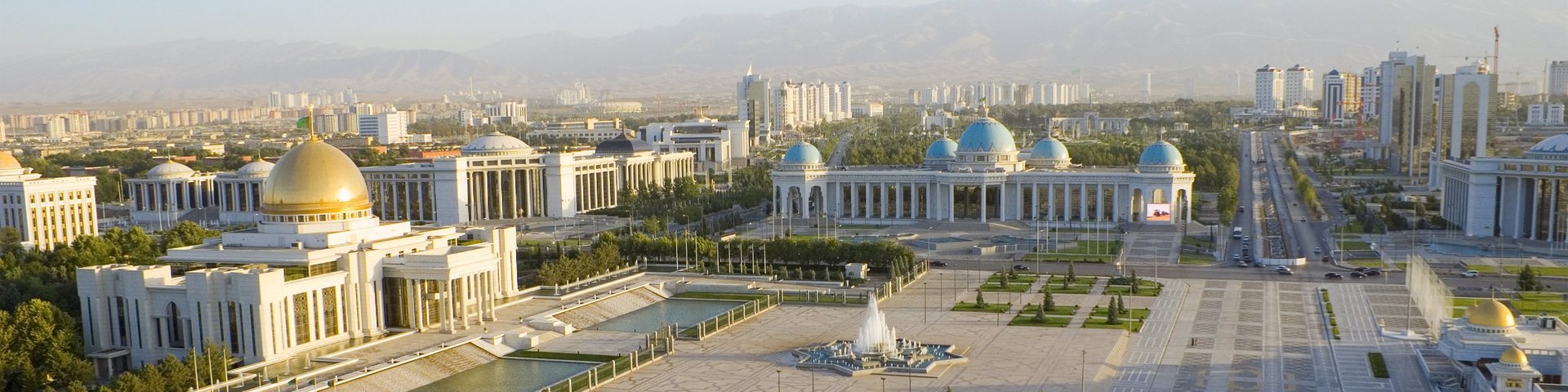 Blick auf den grossen Hauptplatz von Aschgabat in Turkmenistan