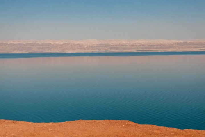 Das spiegelglatte Tote Meer von Jordanien