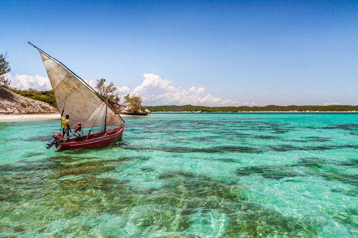 Traditionelles Fischerboot im Smaragdmeer in Nordmadagaskar