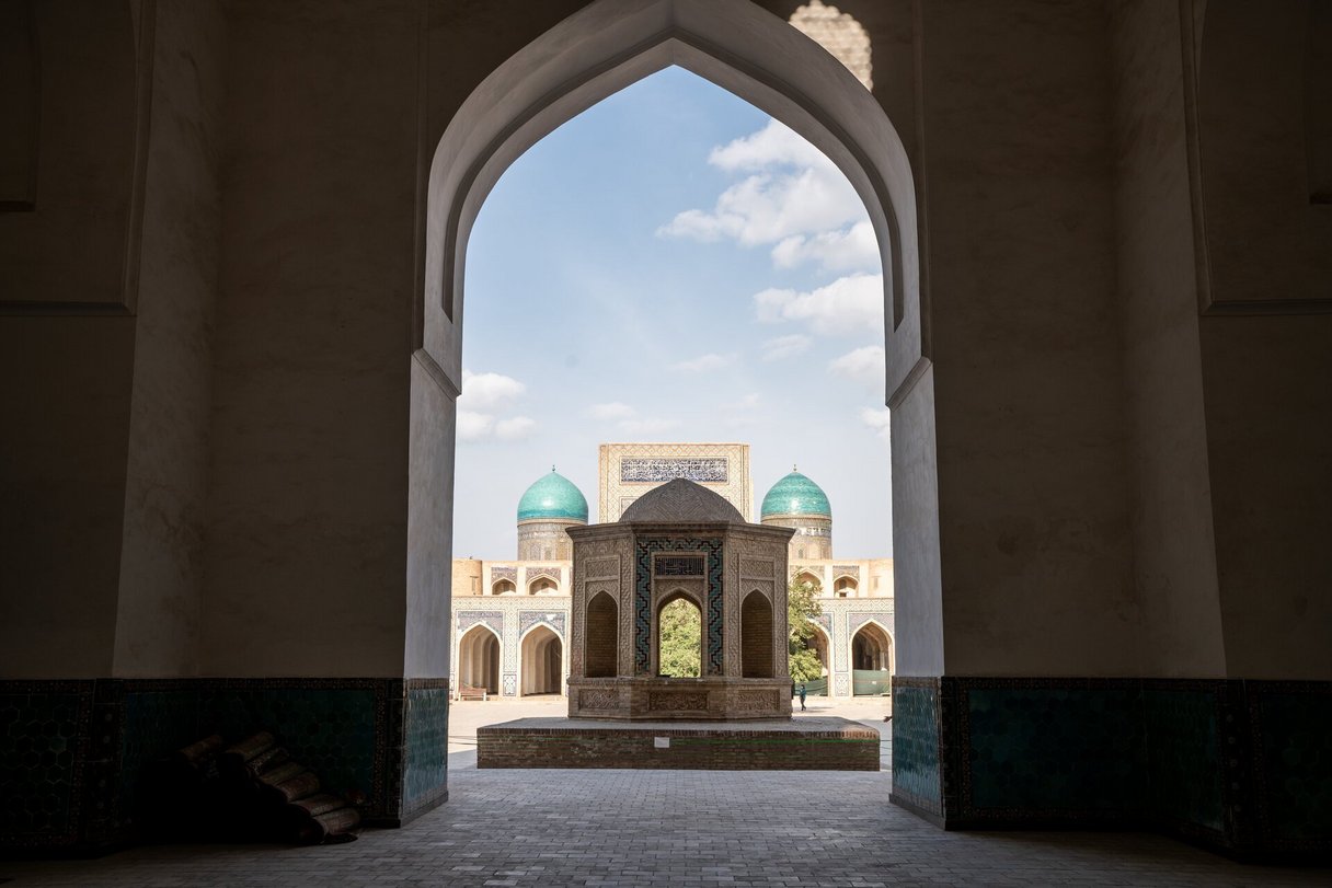 Blick von der Kalon-Moschee zur Mir-i-Arab-Medrese in Buchara