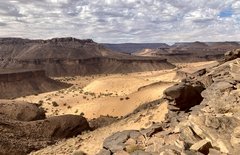 Aussichtspunkt auf Canyon von Sand und Steinen in Mauretanien