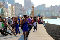 Viele Menschen schlendern über den Malecon in Havanna