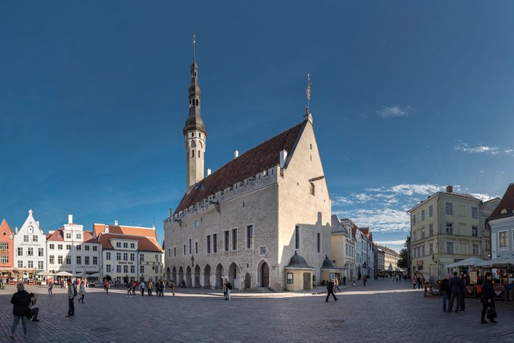 Sehenswürdigkeit auf einem Platz in Tallinn
