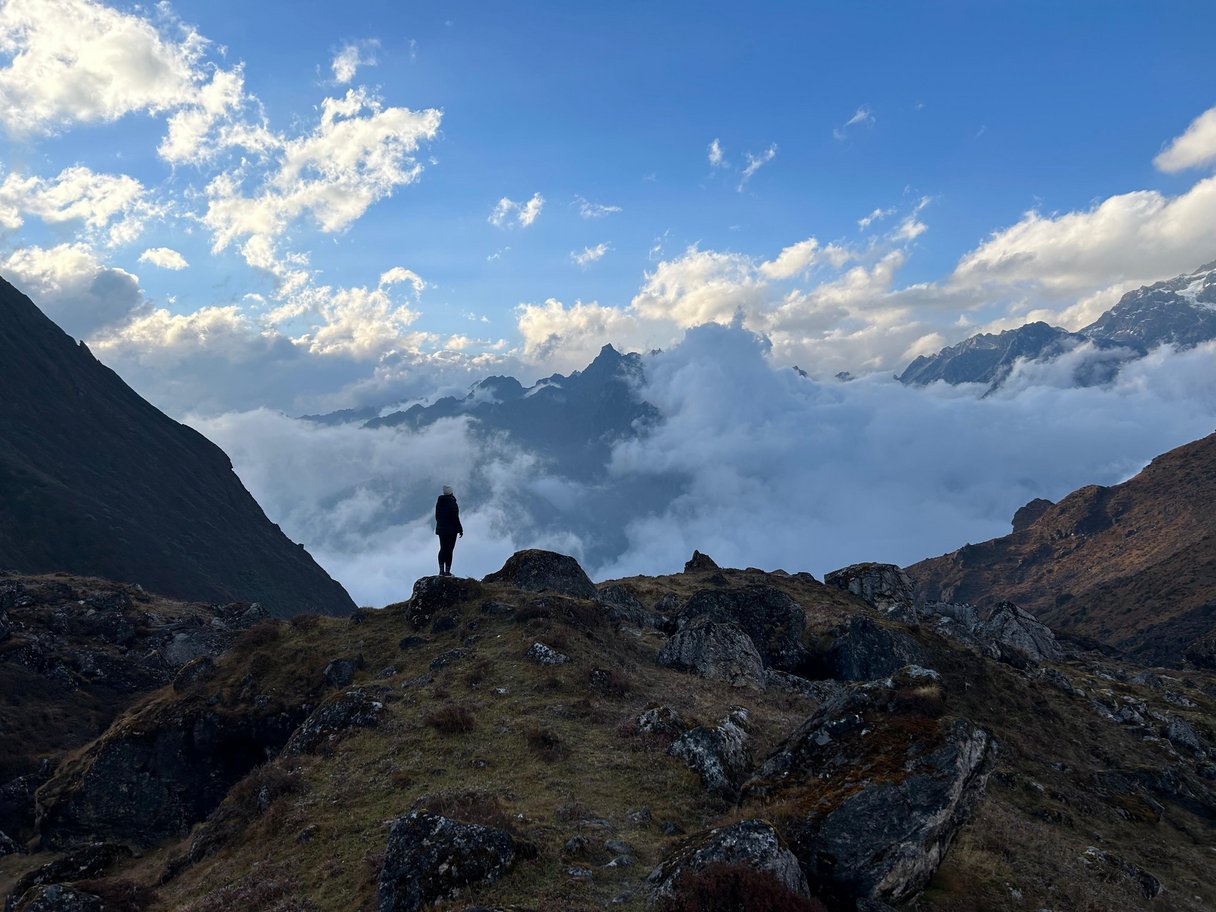 Trekkerin vor Bergkulissen im Sellele Camp