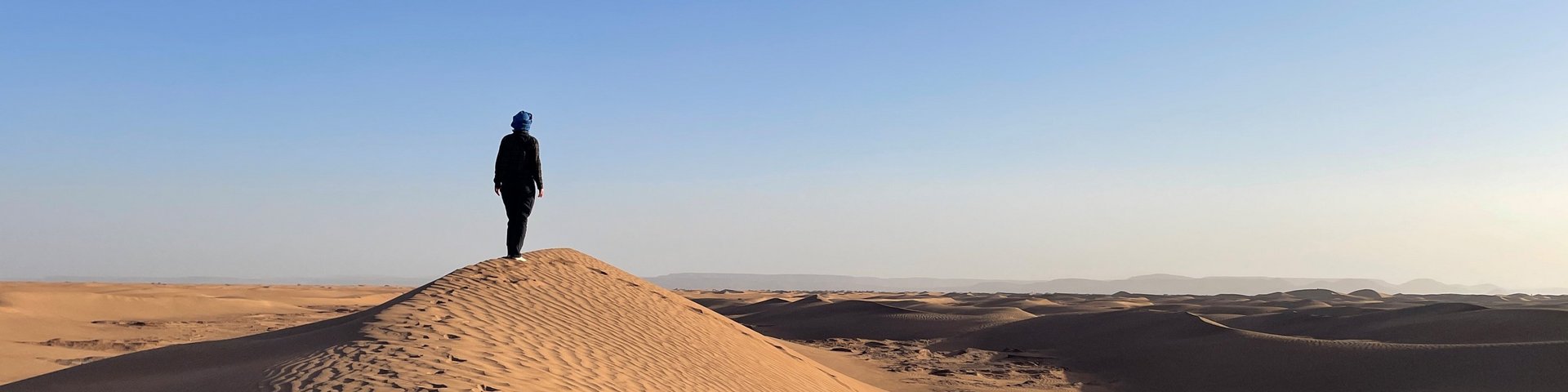 Abendspaziergang auf den Dünen in der Wüste Marrokos. 