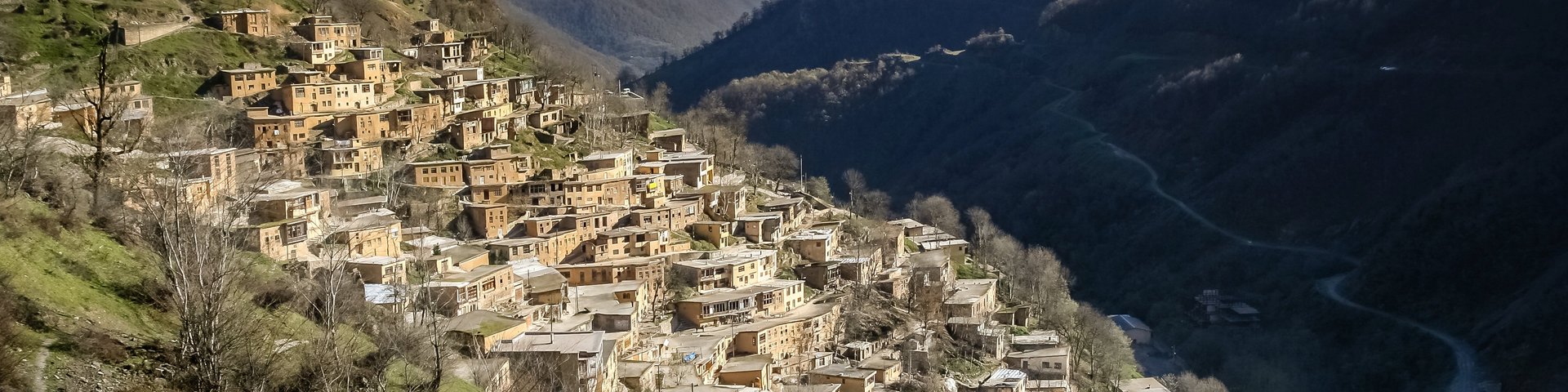 Blick auf das an einem Hang gebaute Bergdorf Masuleh im Iran