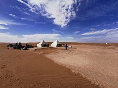 Wüstencamp mit Touristen