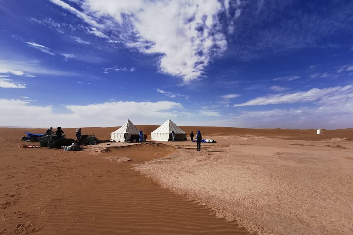 Wüstencamp mit Touristen