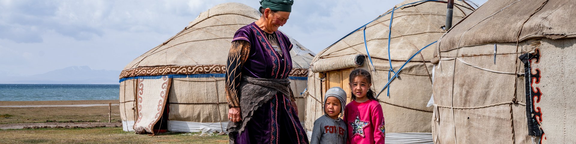 Kirgisische Familie vor ihren Jurten