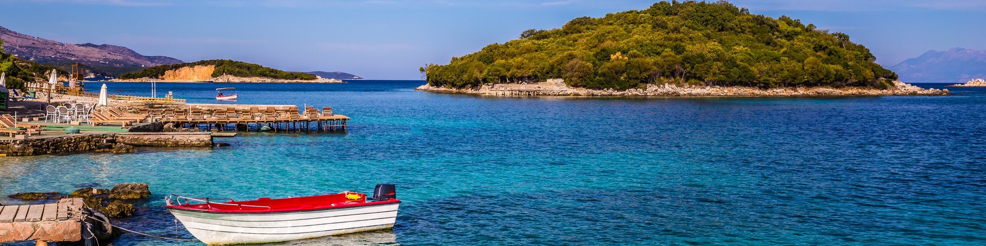 Kleines Boot an der Küste von Ksamil in Albanien