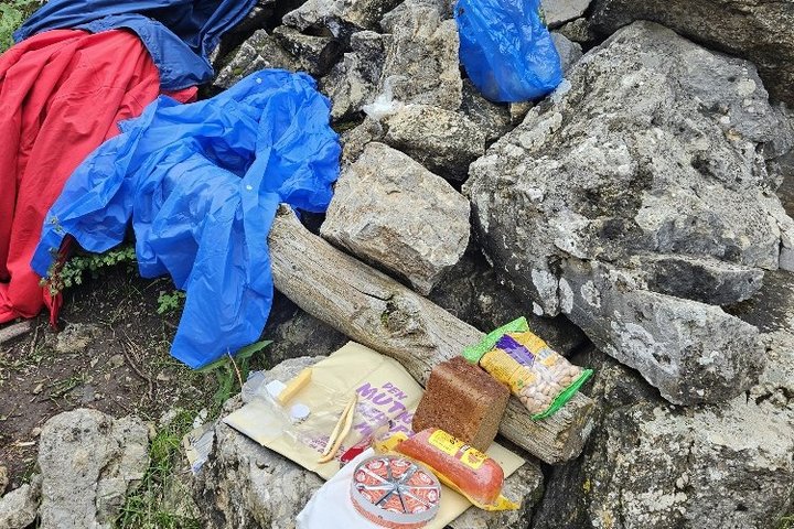 Picknick bei Regen im Sairam Ugam NP Picknick bei Regen im Sairam Ugam NP