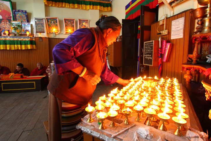 Pooja in einem Kloster mit schön brennenden Butterkerzen