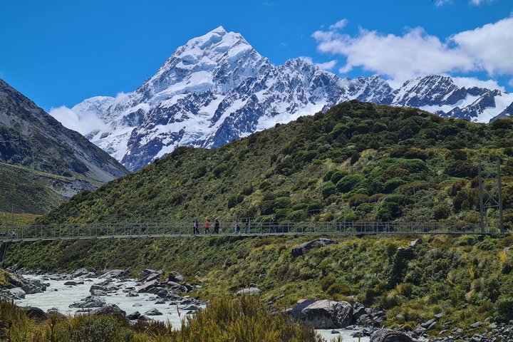 Touristen auf der Hängebrücke mit dem Mount Cook im Hintergrund in Neuseeland