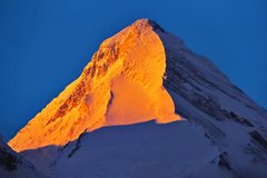 Letzte Sonnenstrahlen am mächtigen Gipfel des Khan Tengry