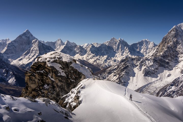 Bergsteiger am Lobuche Peak mit Panorama
