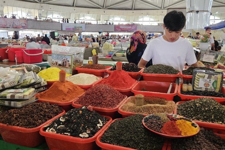 Gewürze auf dem Basar in Taschkent Gewürze auf dem Basar in Taschkent