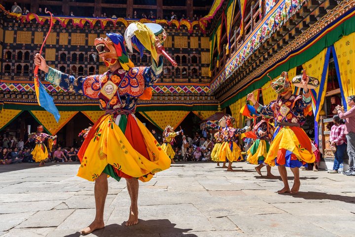 Farbenfrohe Tänzer in Bhutan