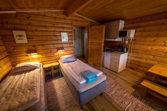Gemütliches Zimmer im Camp Rajamaa in Lappland