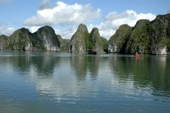 Felsen und Wasser in der Halong Bucht in Vietnam