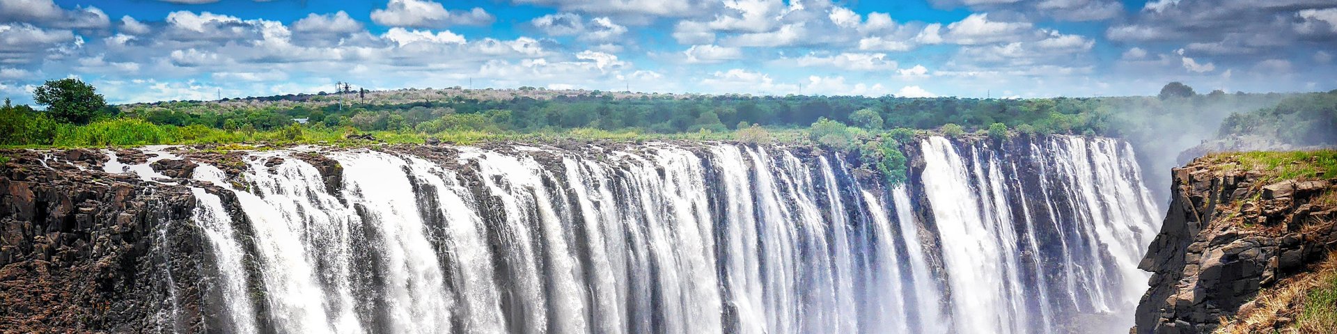 Blick auf die tosenden Victoria Falls in Sambia