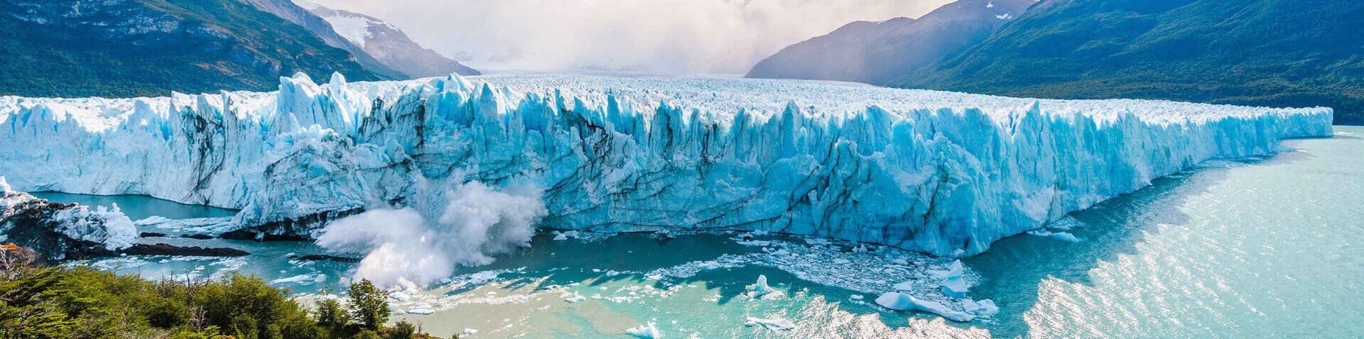 Blick bei Sonnenschein auf den Gletscher Perito Moreno in Argentinien