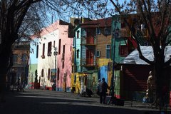 Gasse mit farbigen Häusern in Buenos Aires