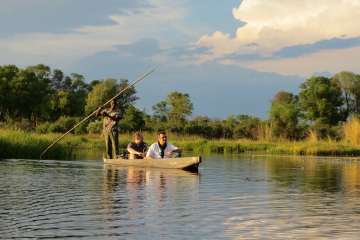 Bootstour mit dem traditionellen Mokoro im Okavango-Delta in Botswana