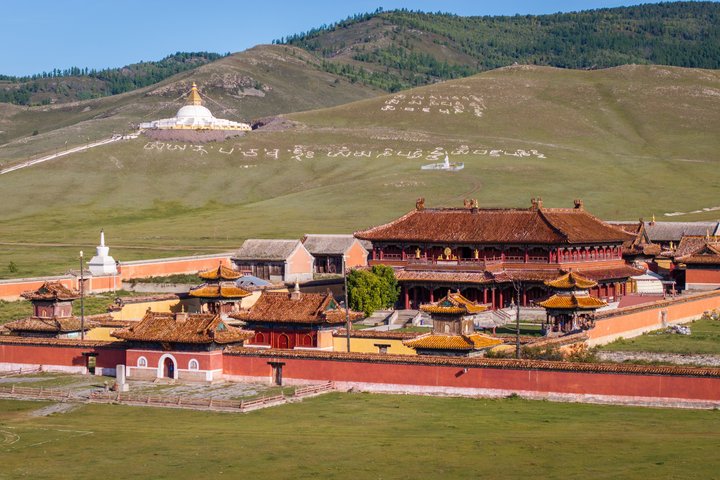 amarbayasgalant Kloster mit weisser Statue am Hang