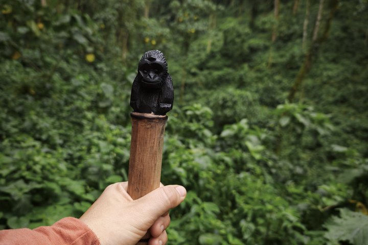Wanderstock mit Gorilla-Figur in Uganda