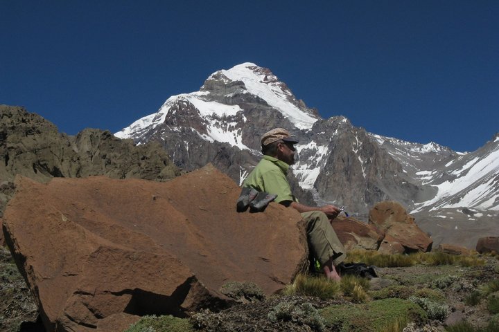 Trekker beim PAuse machen vor dem Aconcagua