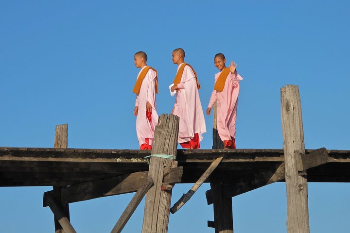 Nonnen auf der U Bein Brücke in Myanmar