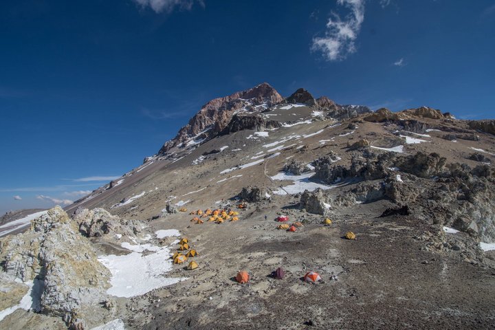 Farbige Zelte am Berg Aconcagua