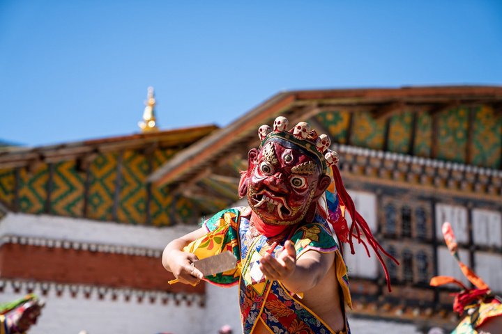 Farbenfrohe Maske eines Tänzers am Tsechu im Tempel Jambay Lhakhang