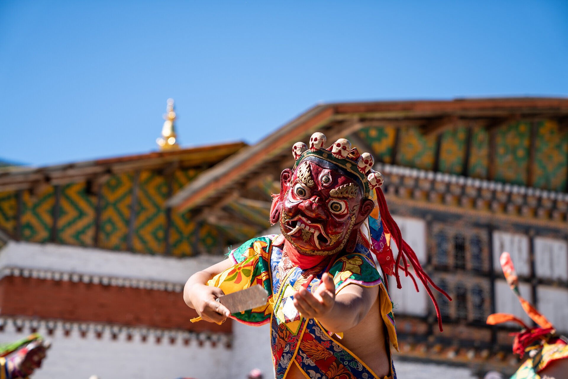 Farbenfrohe Maske eines Tänzers am Tsechu im Tempel Jambay Lhakhang