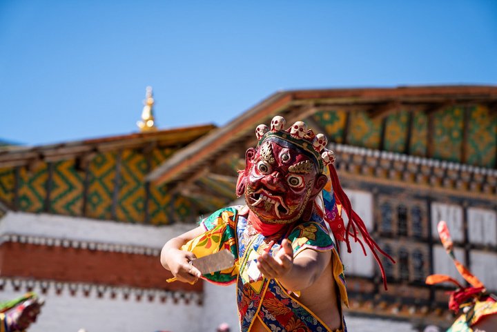 Farbenfrohe Maske eines Tänzers am Tsechu im Tempel Jambay Lhakhang Farbenfrohe Maske eines Tänzers am Tsechu im Tempel Jambay Lhakhang