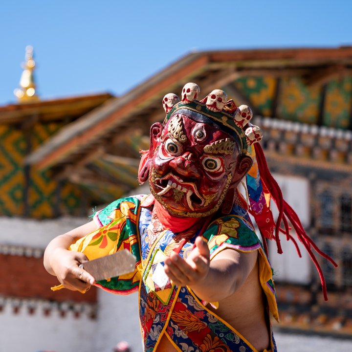 Farbenfrohe Maske eines Tänzers am Tsechu im Tempel Jambay Lhakhang Farbenfrohe Maske eines Tänzers am Tsechu im Tempel Jambay Lhakhang