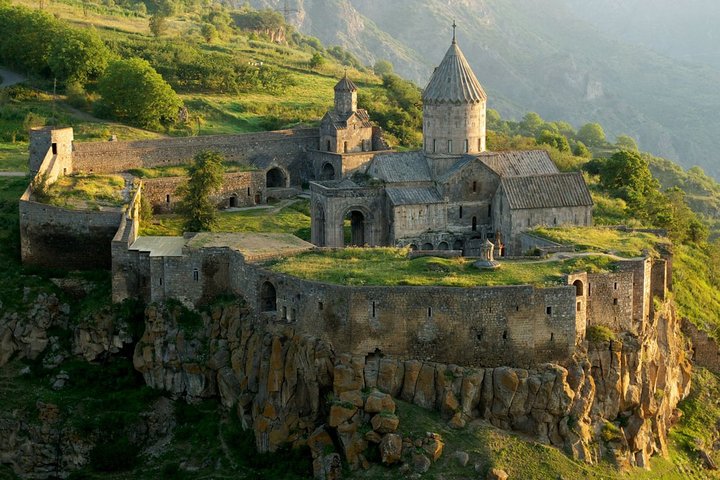 Schön gelegene Klosteranlage Tatew in Armenien