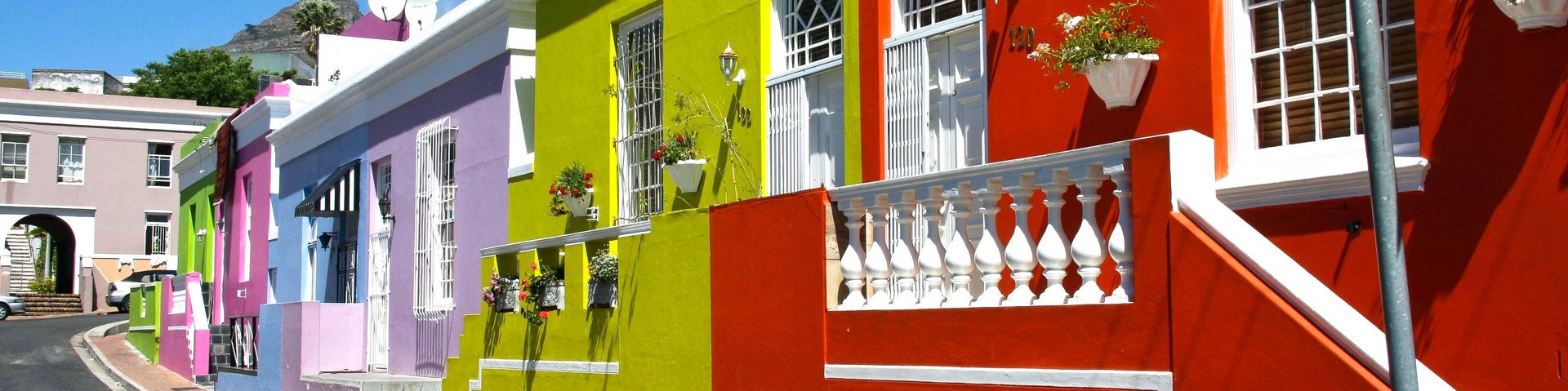 Bunt angestrichene Häuser im Stadtteil Bo-Kaap in Kapstadt