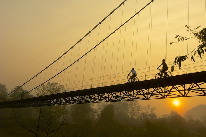 Velos auf einer Hängebrücke mit Sonnenuntergang