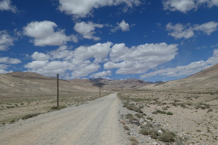 Weite Landschaft mit Pamir-Highway