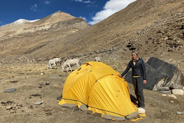 Bettina Lendi mit Zelt im Dolpo, Nepal