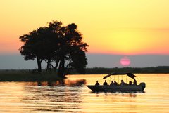 Bootsfahrt bei Sonnenuntergang im Chobe-Nationalpark in Botswana