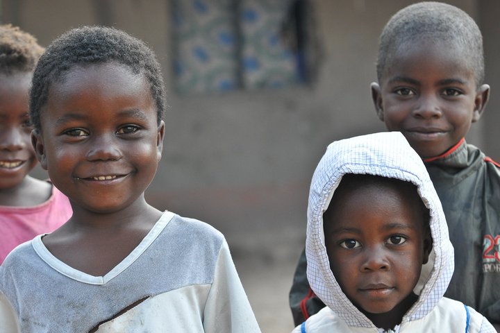 Vier Kinder in Malawi lachen in die Kamera