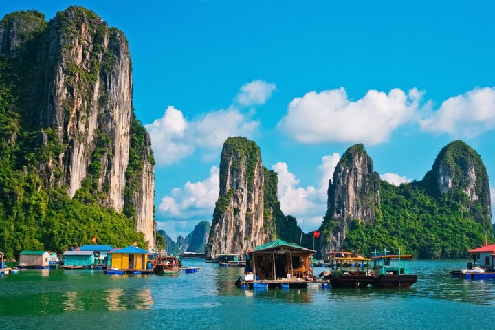Felsen und Schiffe in der Halong Bucht in Vietnam