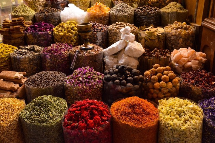 Auswahl an Gewürze auf einem traditionellen marokkanischen Markt (Souk).