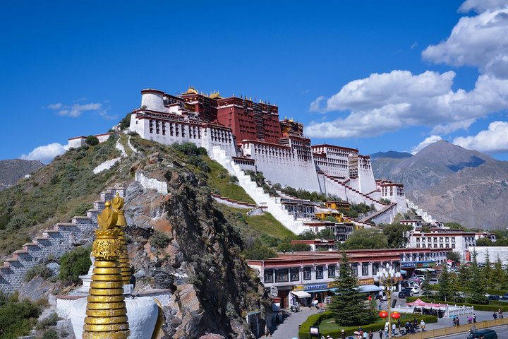 Der Potala-Palast thront hoch über Lhasa 